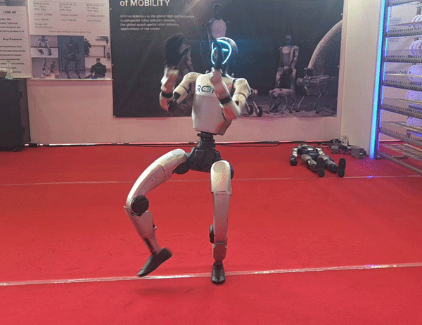 4일 서울 강남구 코엑스에서 열린 ‘차이나 휴머노이드 로봇 컨퍼런스’에서 유니트리의 휴머노이드 로봇 G1이 리듬을 타며 움직이는 모습./최지희 기자