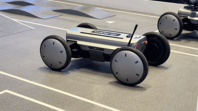 현대차그룹 로보틱스랩에서 만든 모빌리티 로봇 ‘모베드’의 시연 모습.