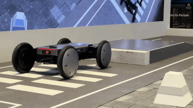 현대차그룹 로보틱스랩에서 만든 모빌리티 로봇 ‘모베드’의 시연 모습.