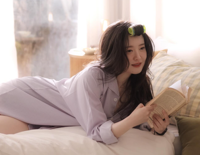 노란 수영복에 섹시한 몸매 어필하는 존예 처자