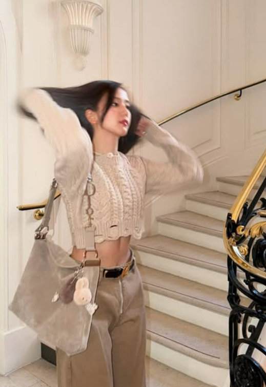 노란 수영복에 섹시한 몸매 어필하는 존예 처자