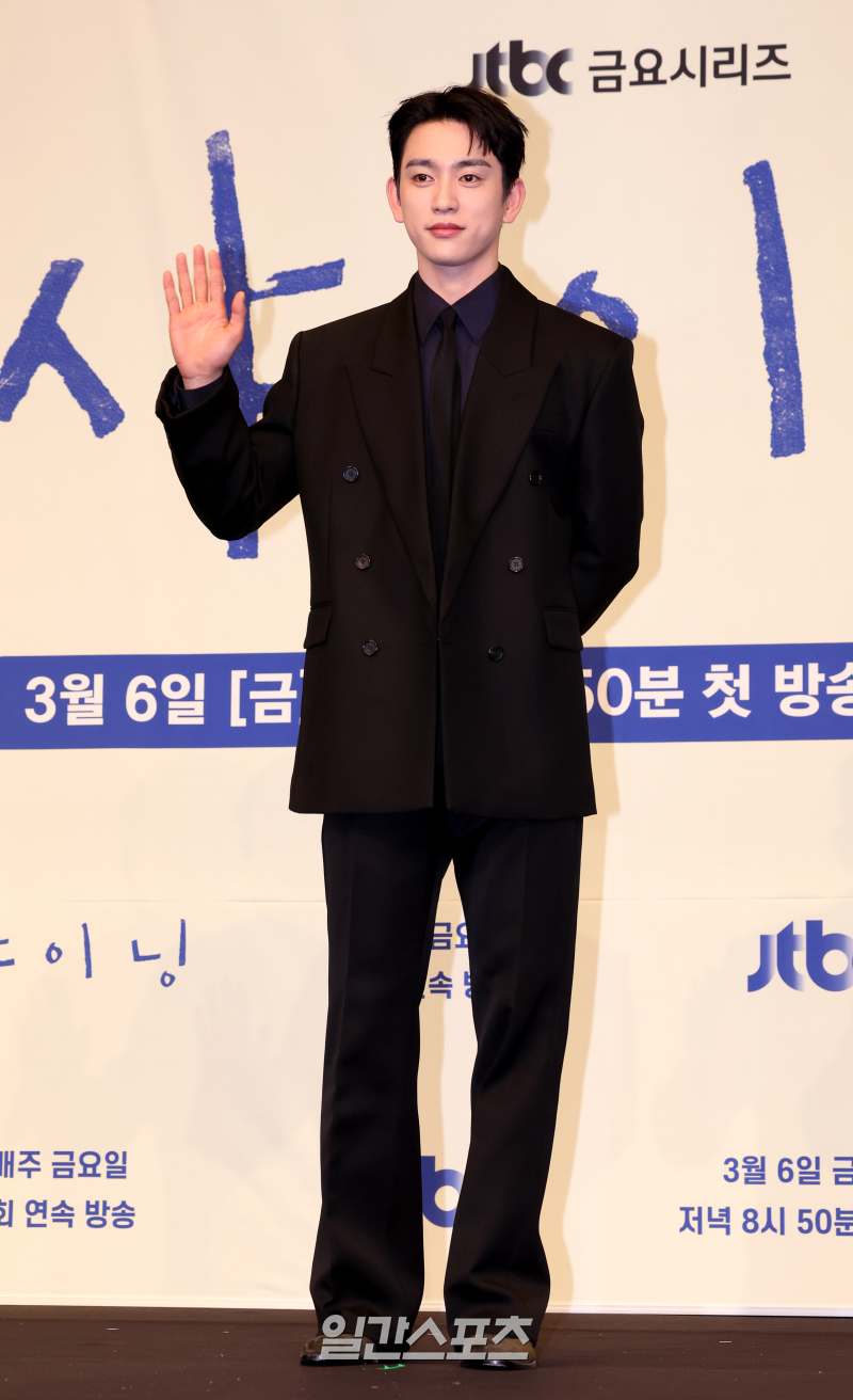 노란 수영복에 섹시한 몸매 어필하는 존예 처자