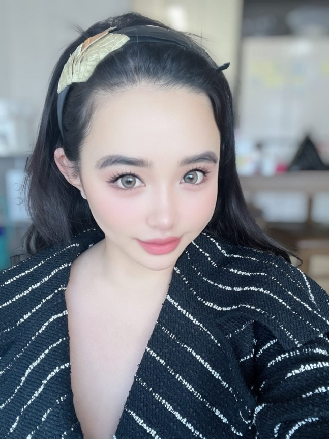 노란 수영복에 섹시한 몸매 어필하는 존예 처자