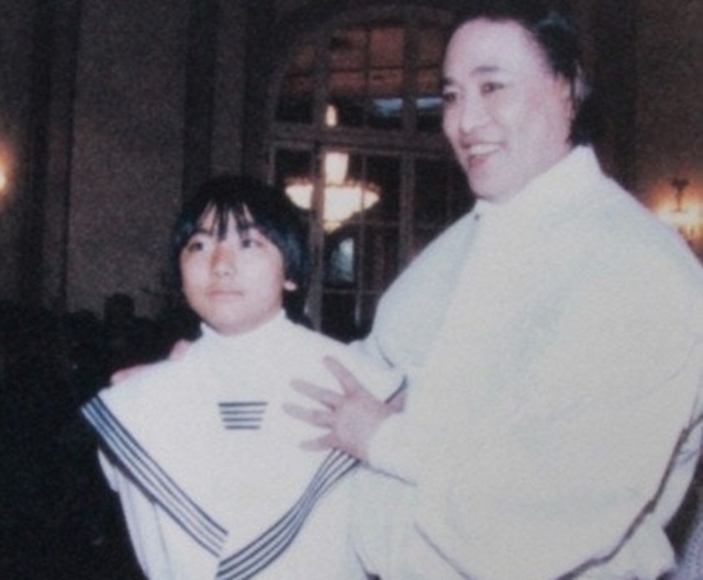 노란 수영복에 섹시한 몸매 어필하는 존예 처자