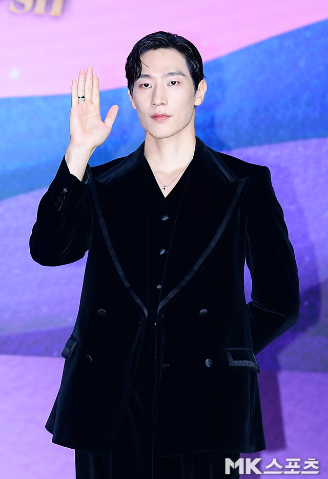 노란 수영복에 섹시한 몸매 어필하는 존예 처자