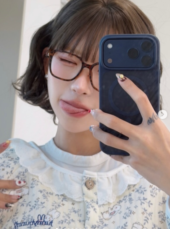 노란 수영복에 섹시한 몸매 어필하는 존예 처자