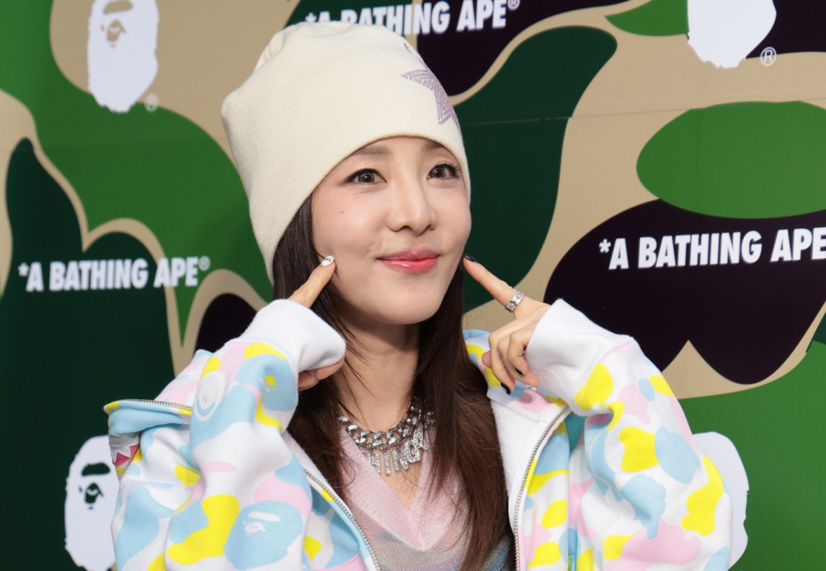 노란 수영복에 섹시한 몸매 어필하는 존예 처자