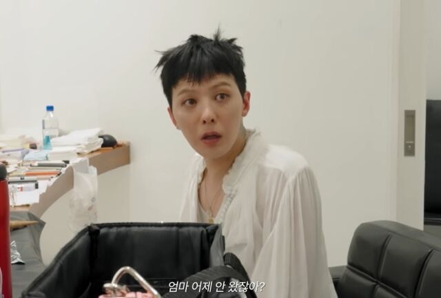 노란 수영복에 섹시한 몸매 어필하는 존예 처자