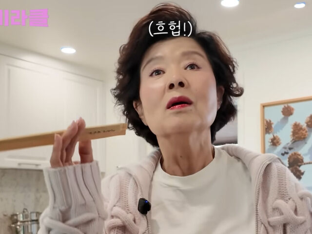 노란 수영복에 섹시한 몸매 어필하는 존예 처자