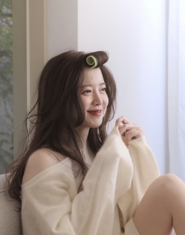 노란 수영복에 섹시한 몸매 어필하는 존예 처자