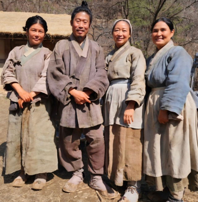 노란 수영복에 섹시한 몸매 어필하는 존예 처자