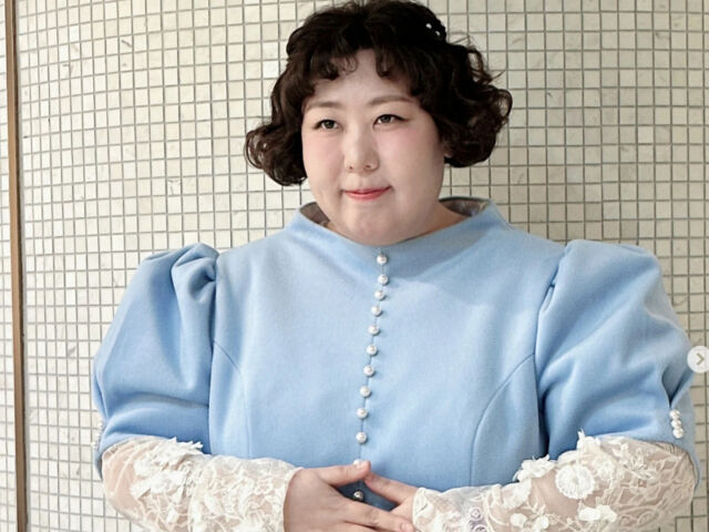 노란 수영복에 섹시한 몸매 어필하는 존예 처자