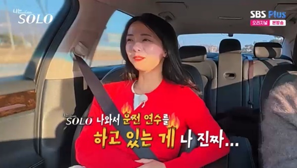 노란 수영복에 섹시한 몸매 어필하는 존예 처자