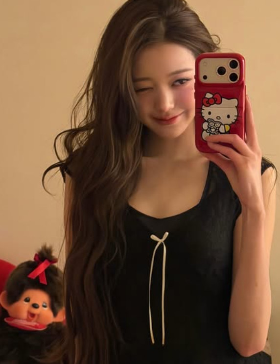 노란 수영복에 섹시한 몸매 어필하는 존예 처자