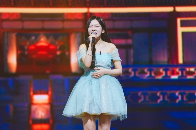 노란 수영복에 섹시한 몸매 어필하는 존예 처자