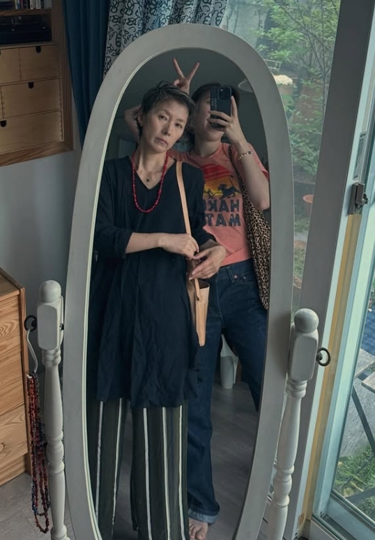 노란 수영복에 섹시한 몸매 어필하는 존예 처자