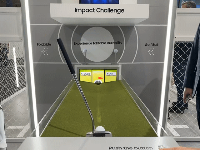 삼성디스플레이가 MWC 2026 전시 부스에 마련한 '임팩트 챌린지' 코너에서 폴더블 디스플레이에 골프공을 날리는 내구성 테스트를 진행하고 있다. (사진=심지혜 기자) *재판매 및 DB 금지