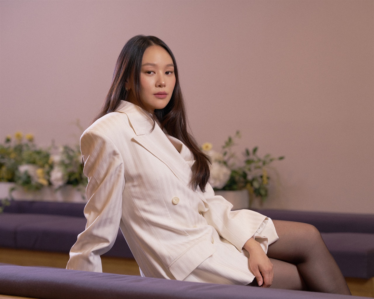 노란 수영복에 섹시한 몸매 어필하는 존예 처자