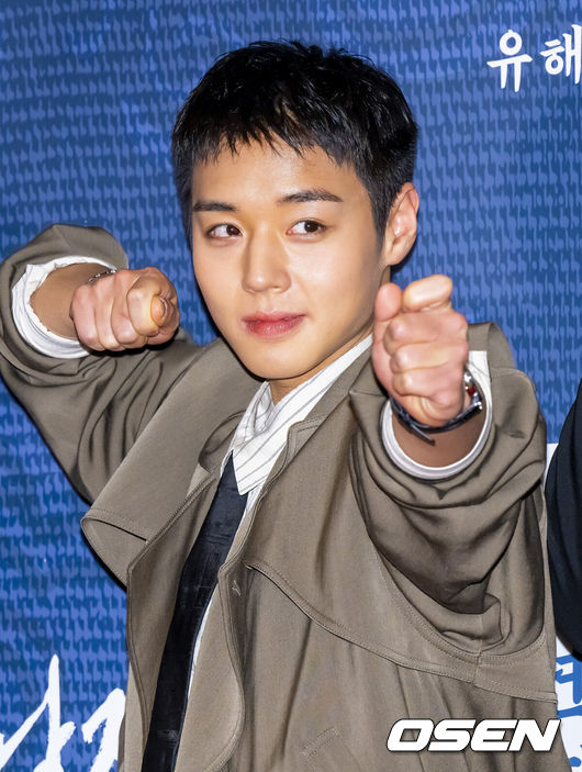 노란 수영복에 섹시한 몸매 어필하는 존예 처자