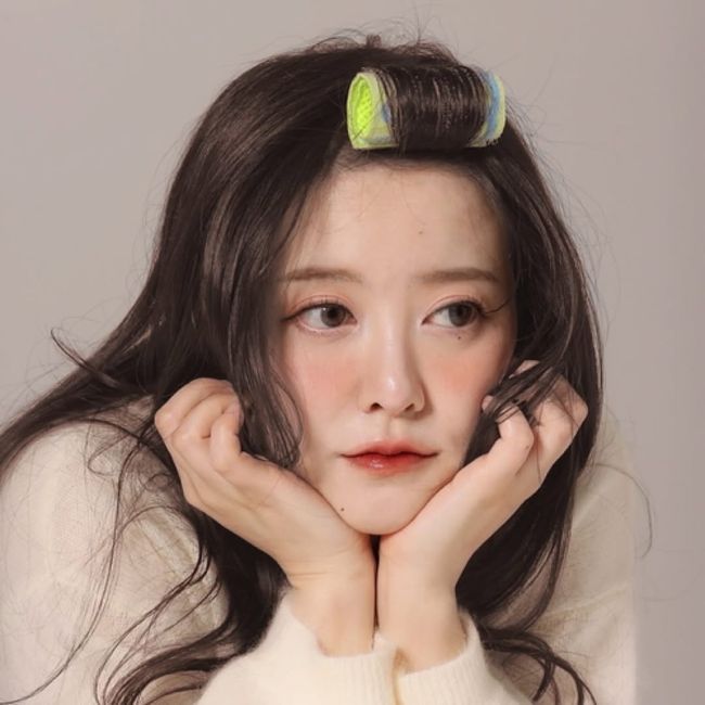 노란 수영복에 섹시한 몸매 어필하는 존예 처자