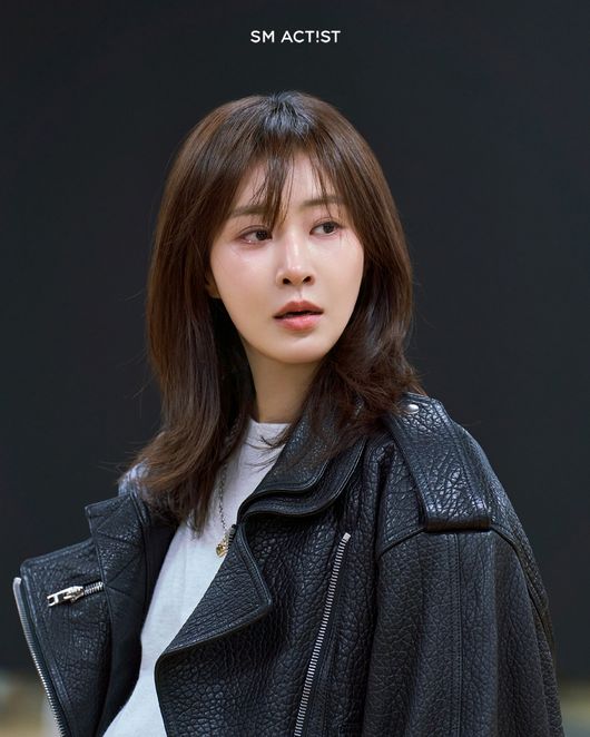 노란 수영복에 섹시한 몸매 어필하는 존예 처자