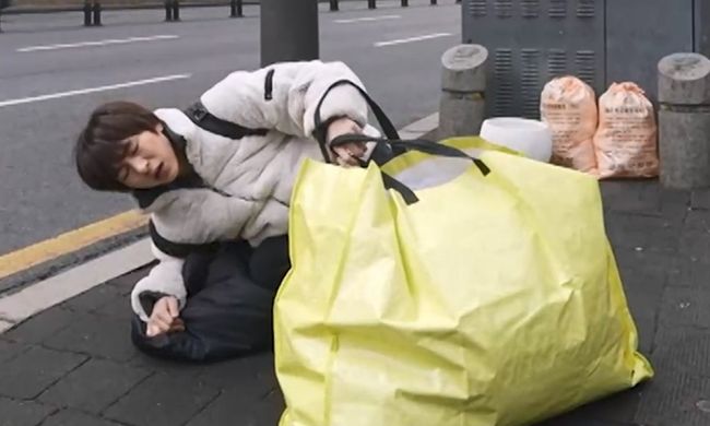 노란 수영복에 섹시한 몸매 어필하는 존예 처자