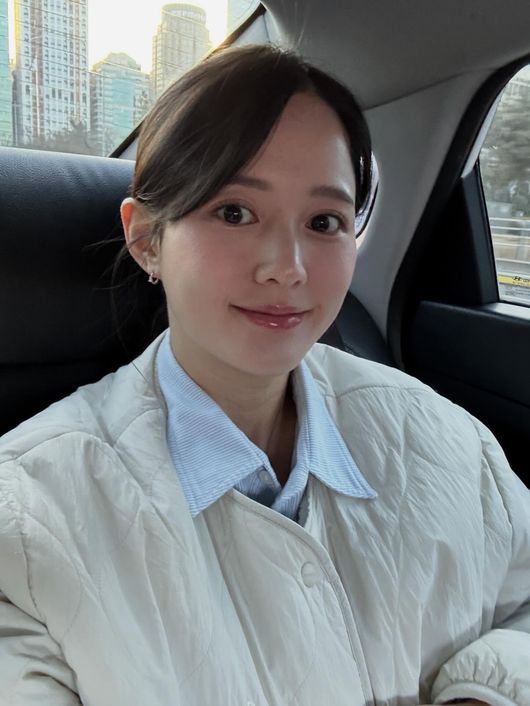 노란 수영복에 섹시한 몸매 어필하는 존예 처자