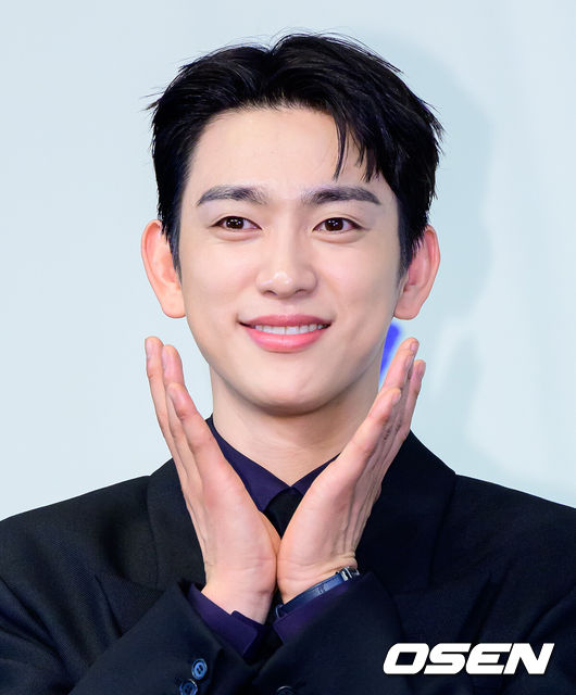 노란 수영복에 섹시한 몸매 어필하는 존예 처자