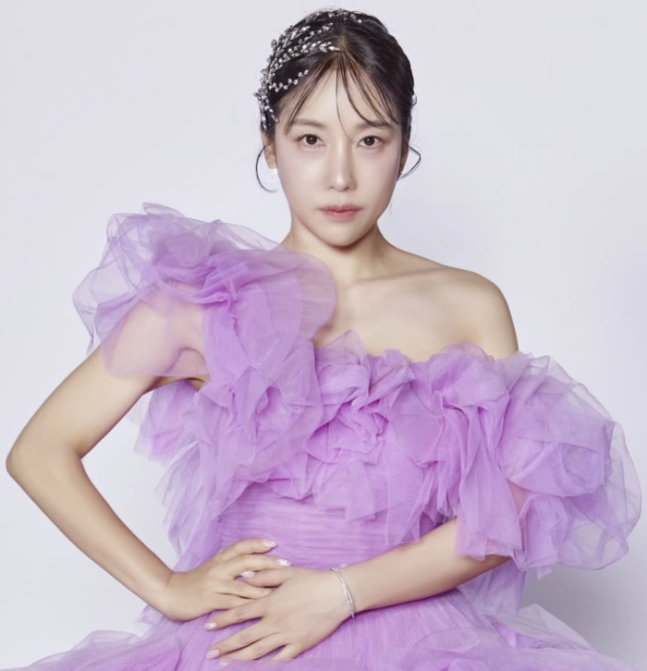 노란 수영복에 섹시한 몸매 어필하는 존예 처자