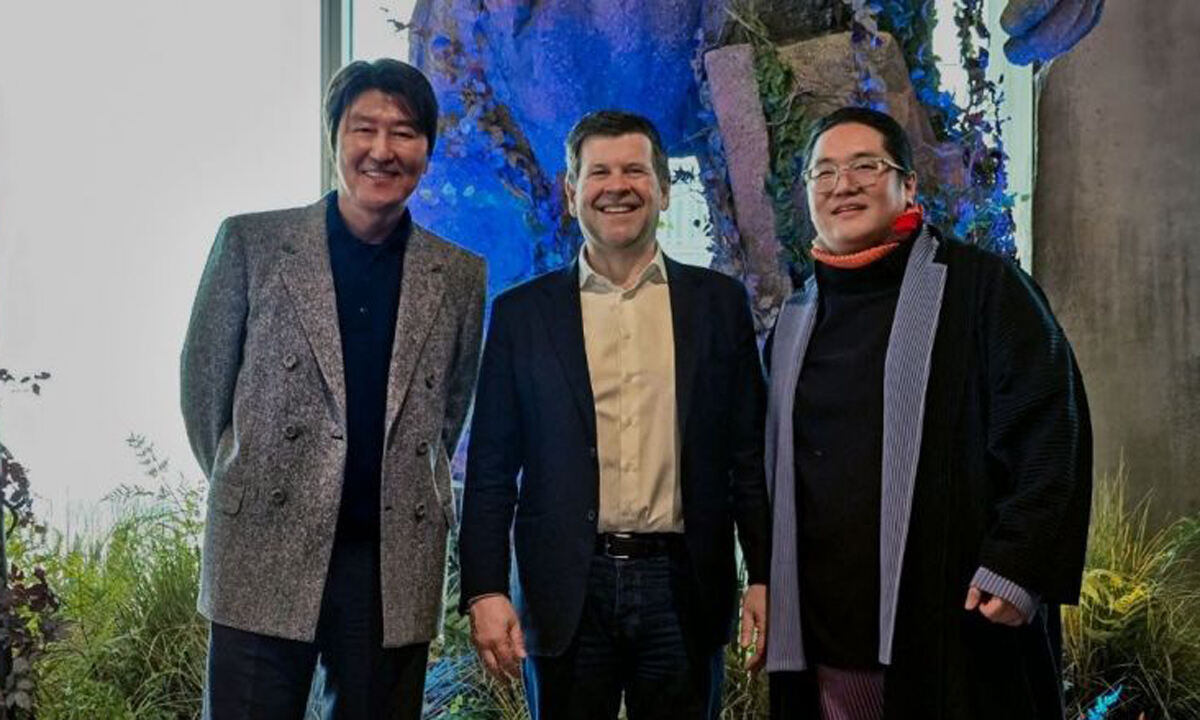 노란 수영복에 섹시한 몸매 어필하는 존예 처자