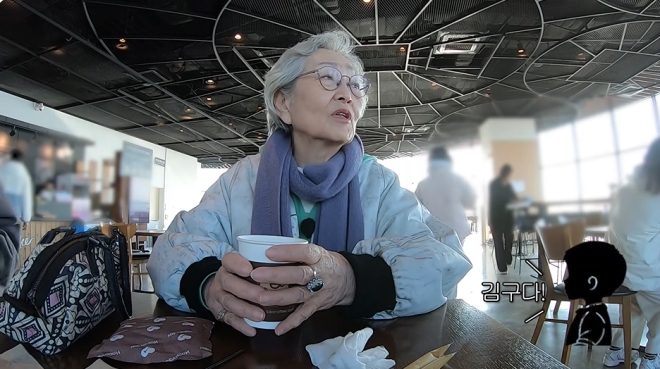 노란 수영복에 섹시한 몸매 어필하는 존예 처자