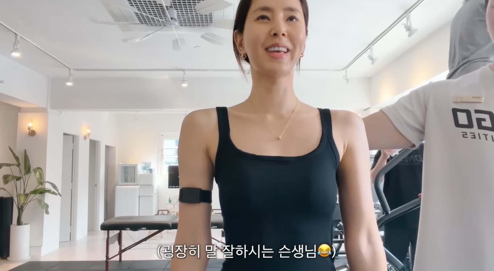 노란 수영복에 섹시한 몸매 어필하는 존예 처자