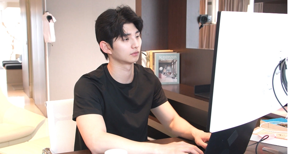 노란 수영복에 섹시한 몸매 어필하는 존예 처자