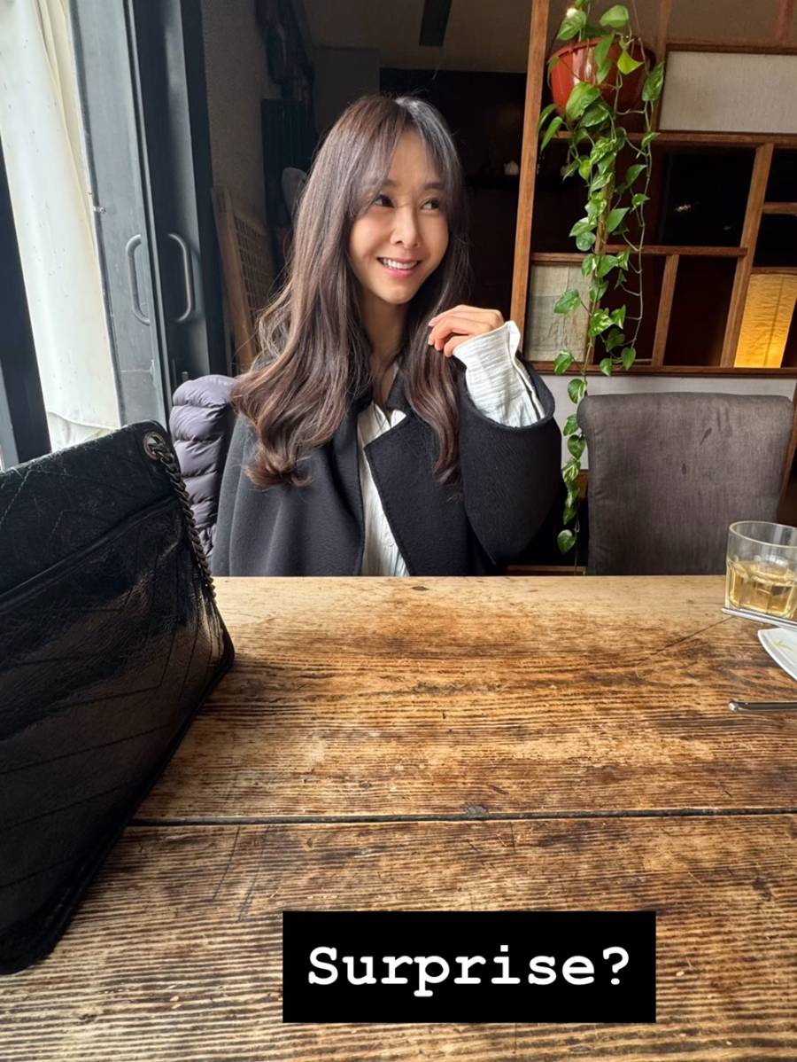 노란 수영복에 섹시한 몸매 어필하는 존예 처자