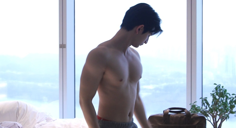 노란 수영복에 섹시한 몸매 어필하는 존예 처자