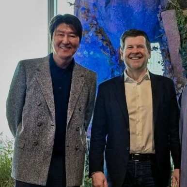 노란 수영복에 섹시한 몸매 어필하는 존예 처자