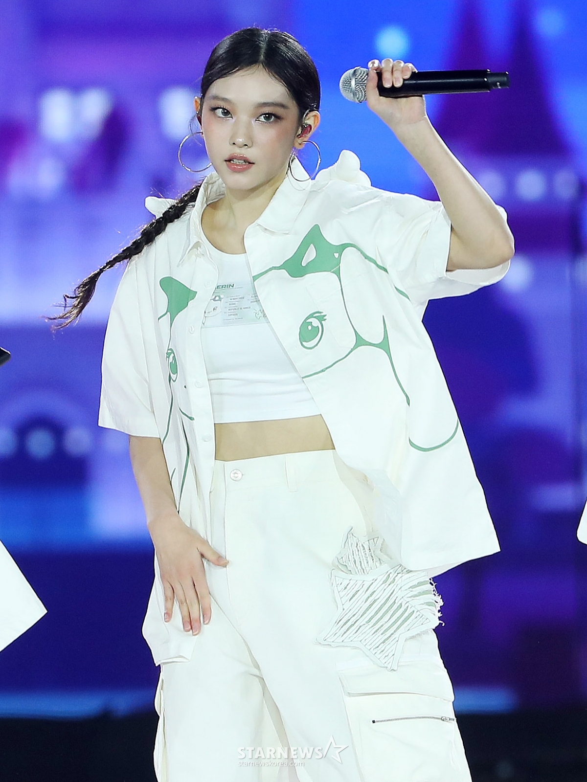 노란 수영복에 섹시한 몸매 어필하는 존예 처자