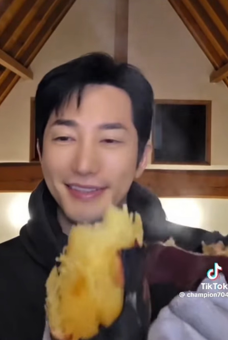 노란 수영복에 섹시한 몸매 어필하는 존예 처자