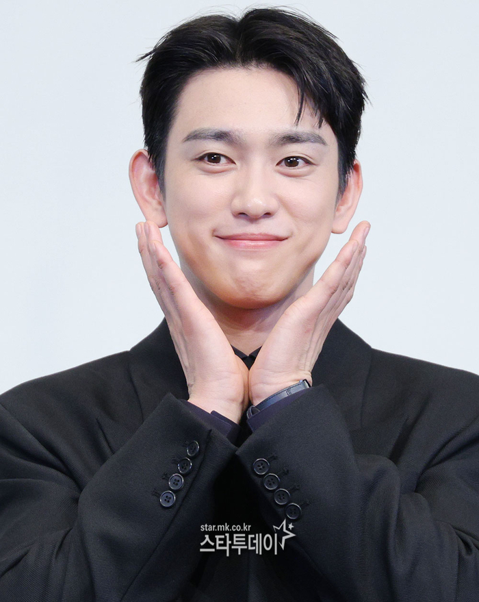 노란 수영복에 섹시한 몸매 어필하는 존예 처자