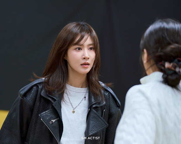 노란 수영복에 섹시한 몸매 어필하는 존예 처자