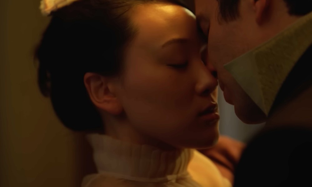 노란 수영복에 섹시한 몸매 어필하는 존예 처자