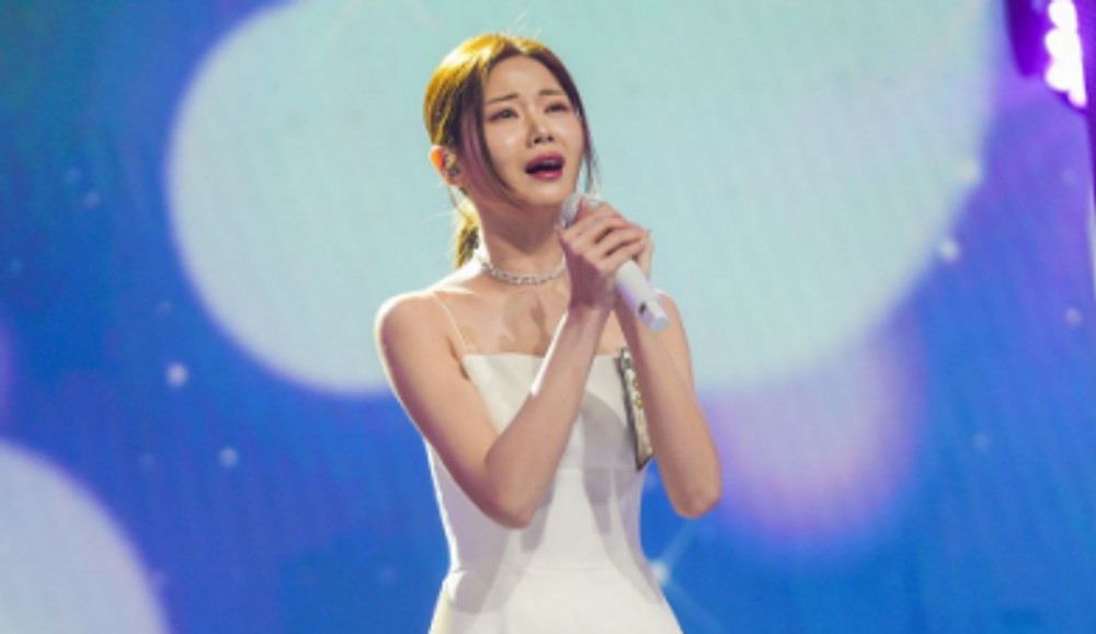 노란 수영복에 섹시한 몸매 어필하는 존예 처자