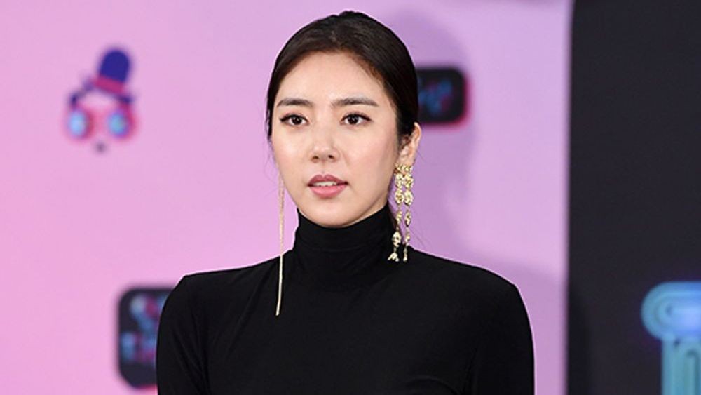 노란 수영복에 섹시한 몸매 어필하는 존예 처자