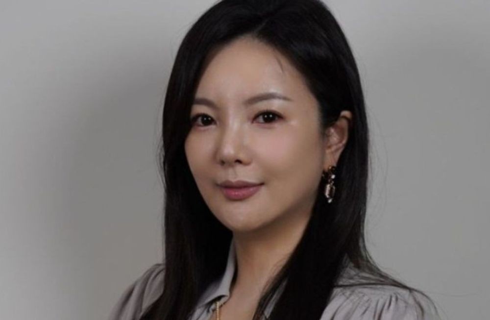 노란 수영복에 섹시한 몸매 어필하는 존예 처자