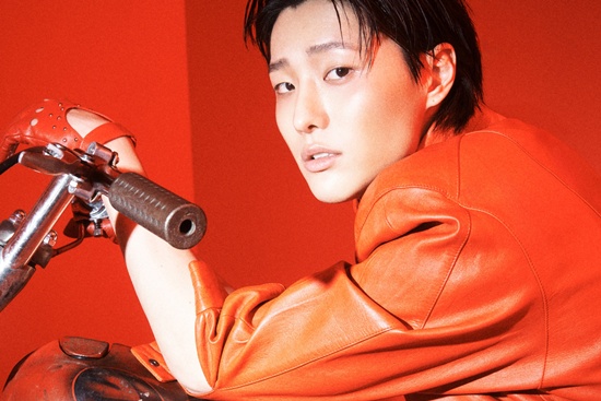 노란 수영복에 섹시한 몸매 어필하는 존예 처자