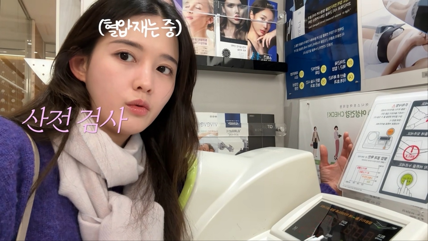 노란 수영복에 섹시한 몸매 어필하는 존예 처자