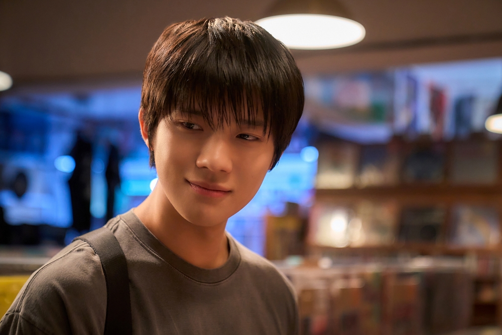 노란 수영복에 섹시한 몸매 어필하는 존예 처자