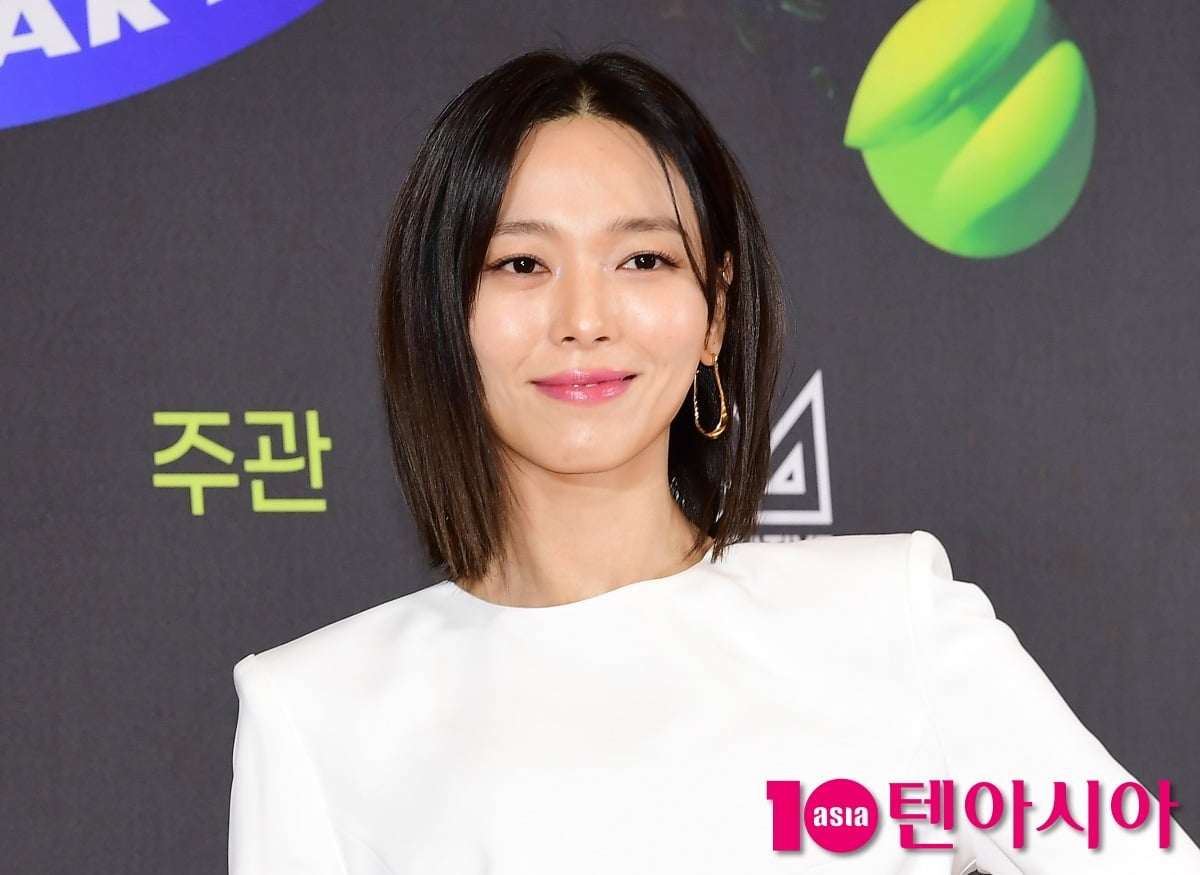 노란 수영복에 섹시한 몸매 어필하는 존예 처자