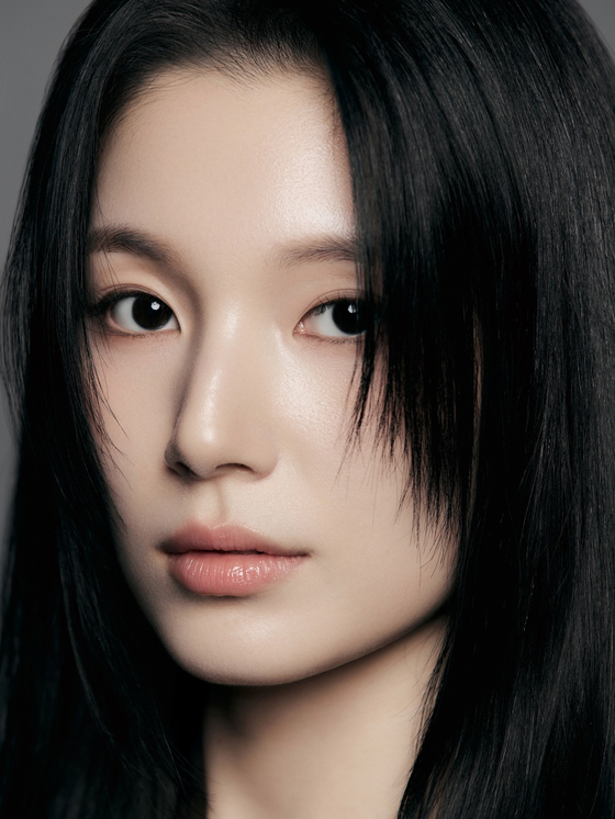 노란 수영복에 섹시한 몸매 어필하는 존예 처자