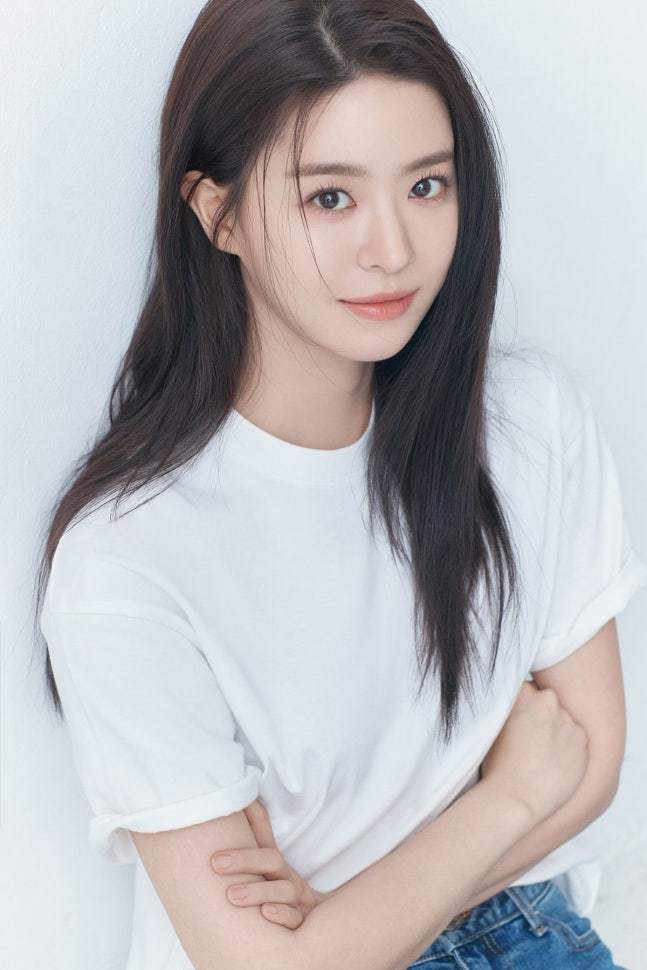 노란 수영복에 섹시한 몸매 어필하는 존예 처자